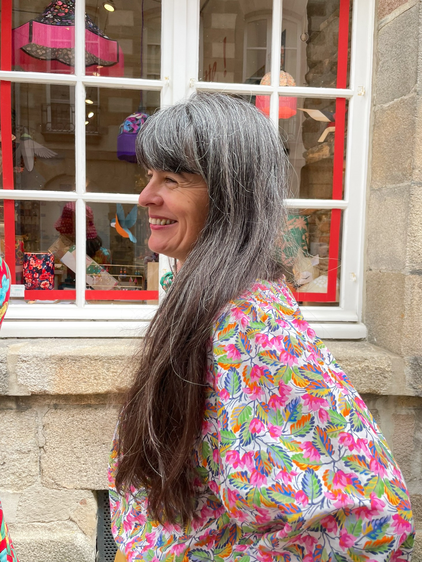 Femme souriant dans son beau chemisier