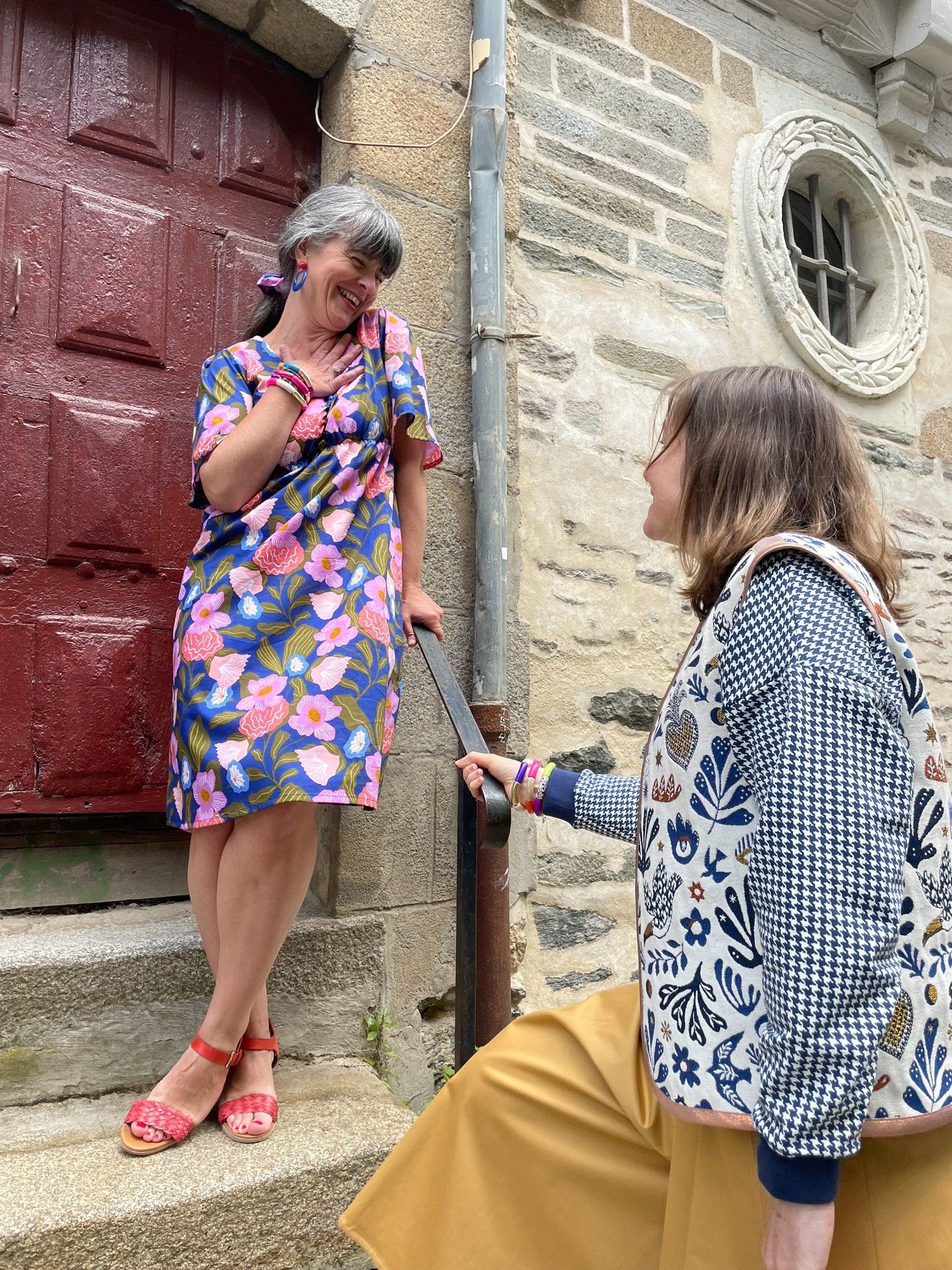 Une femme portant une robe issue de l'artisanat local