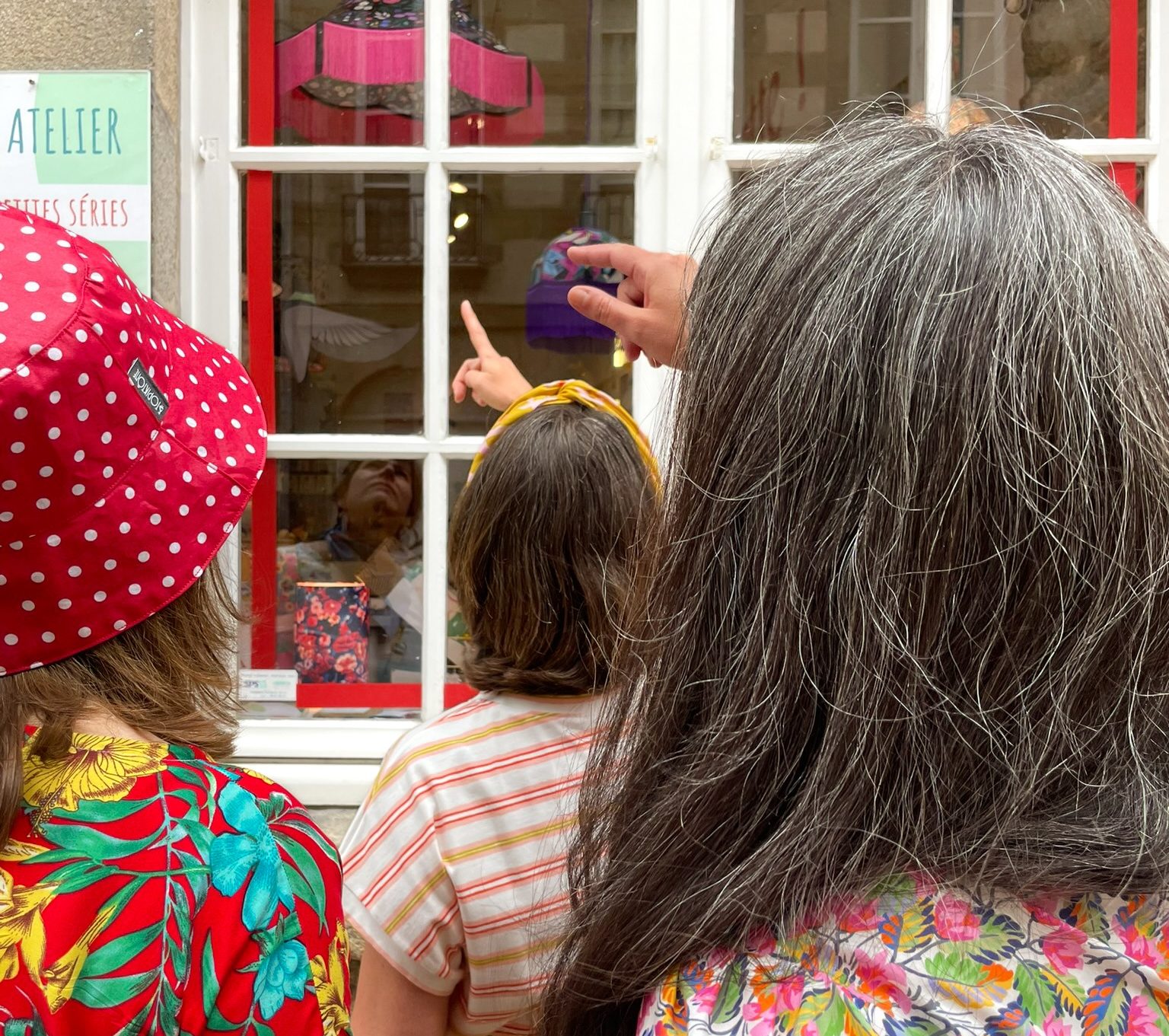 Des amis se retrouvent devant une boutique de créateurs à Rennes.