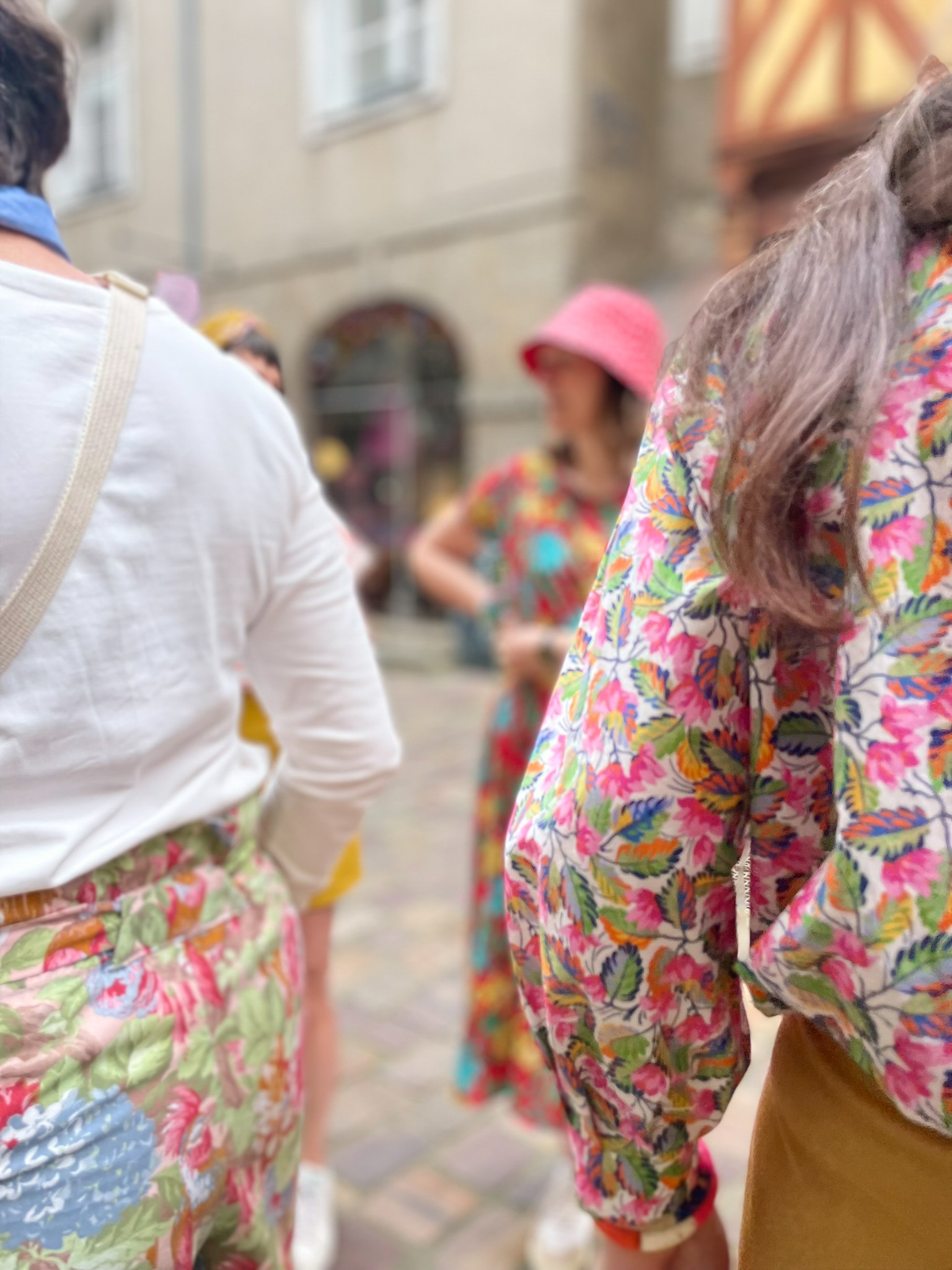 des amis qui discutent devant une boutique de créateur